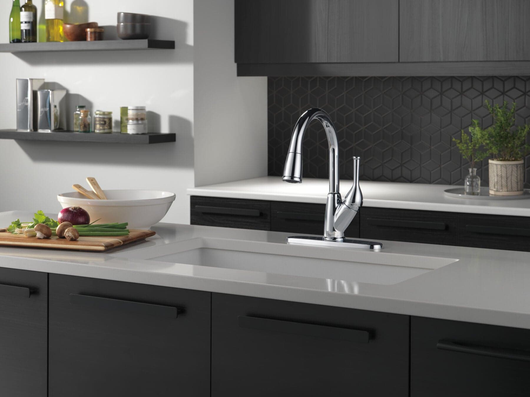 Delta Classic Pull-Down Kitchen Faucet